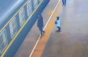 Be gai roi xuong duong ray ngay truoc khi tau chay hinh anh