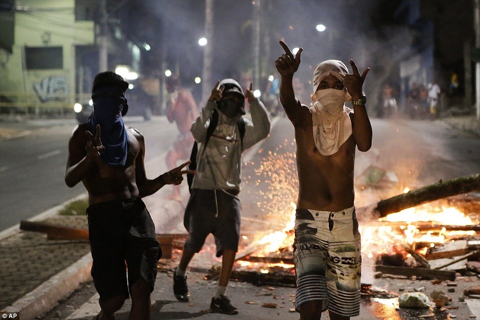 bao luc Brazil vi canh sat dinh cong anh 1