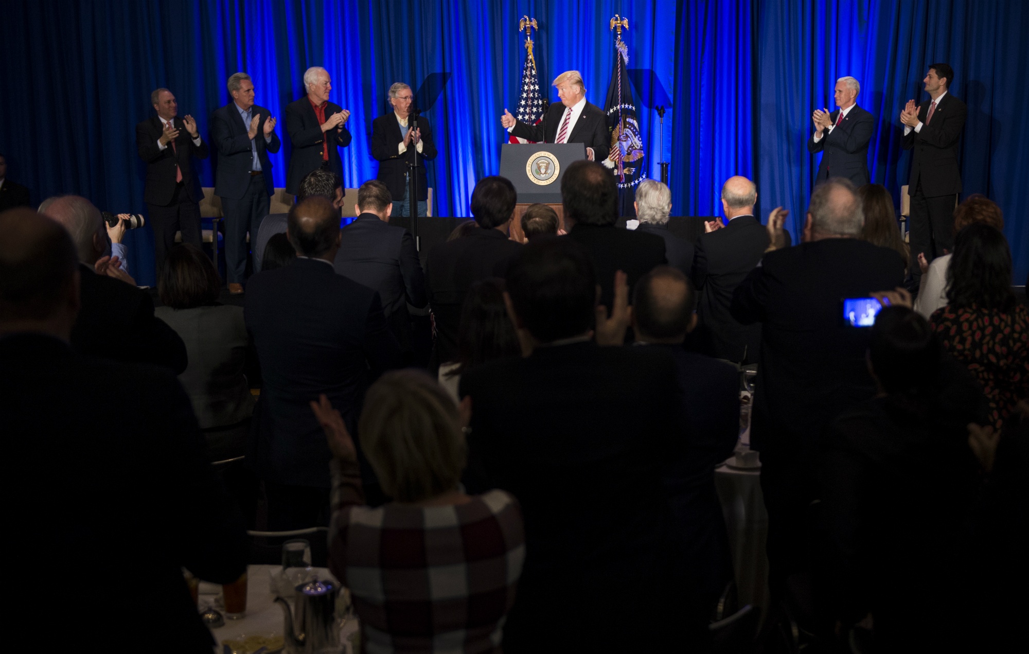 Cach dieu hanh cua tong thong Trump anh 1