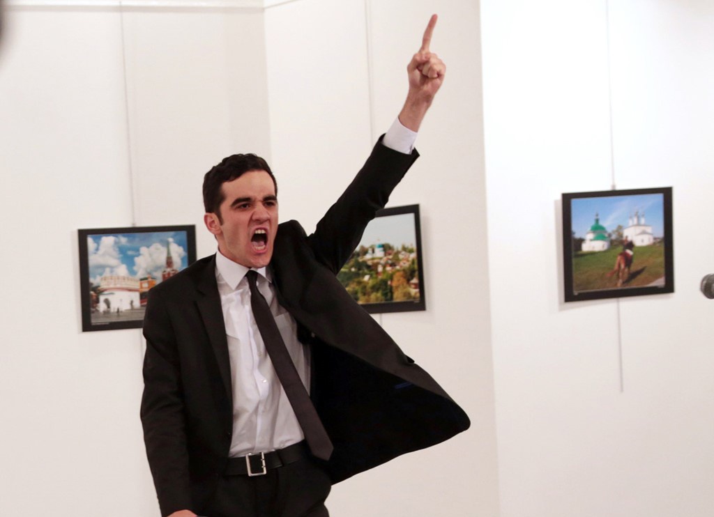 Anh dai su Nga bi am sat doat giai World Press Photo 2017 hinh anh