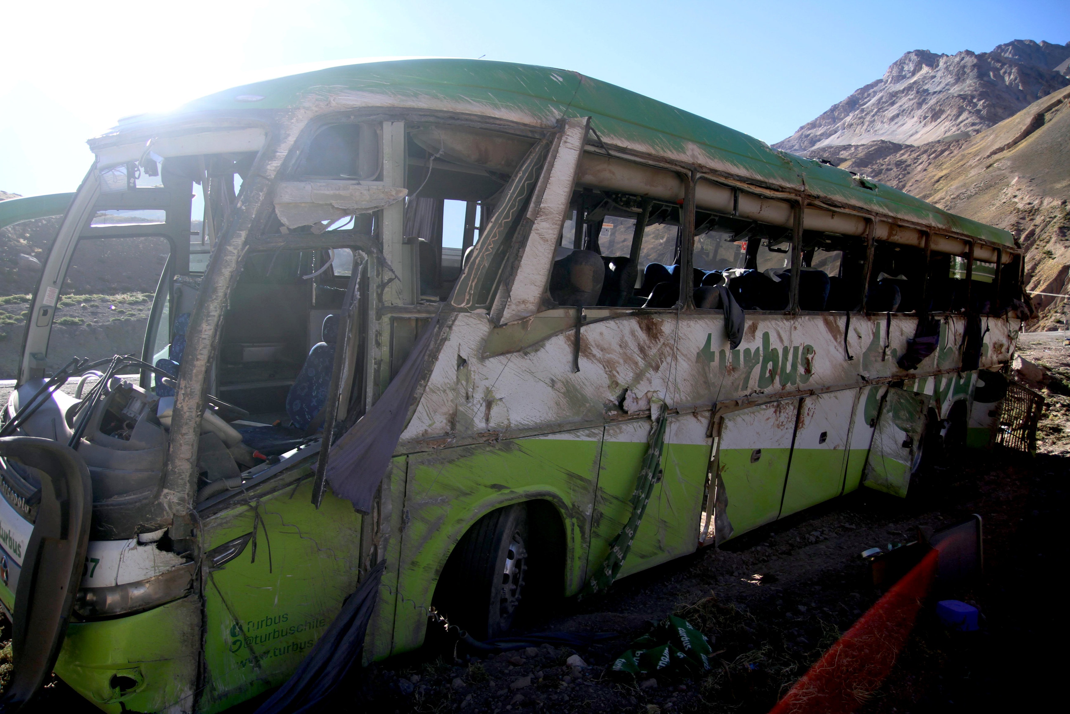 Xe buyt lat tren duong nui o day Andes, 19 nguoi chet hinh anh