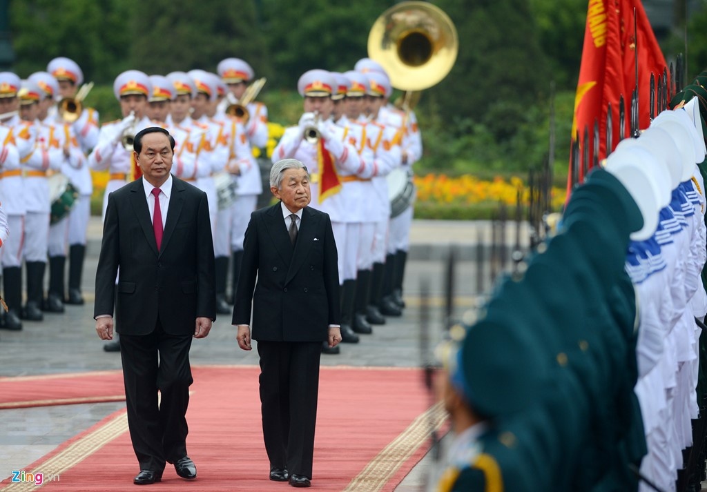 Chu tich nuoc va Nhat hoang cung duyet doi danh du hinh anh