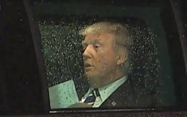 Ong Trump ngoi trong oto tap noi de den Quoc hoi phat bieu hinh anh