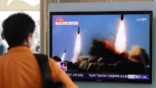 Thu tuong Nhat: Trieu Tien phong 4 ten lua dan dao ra bien hinh anh