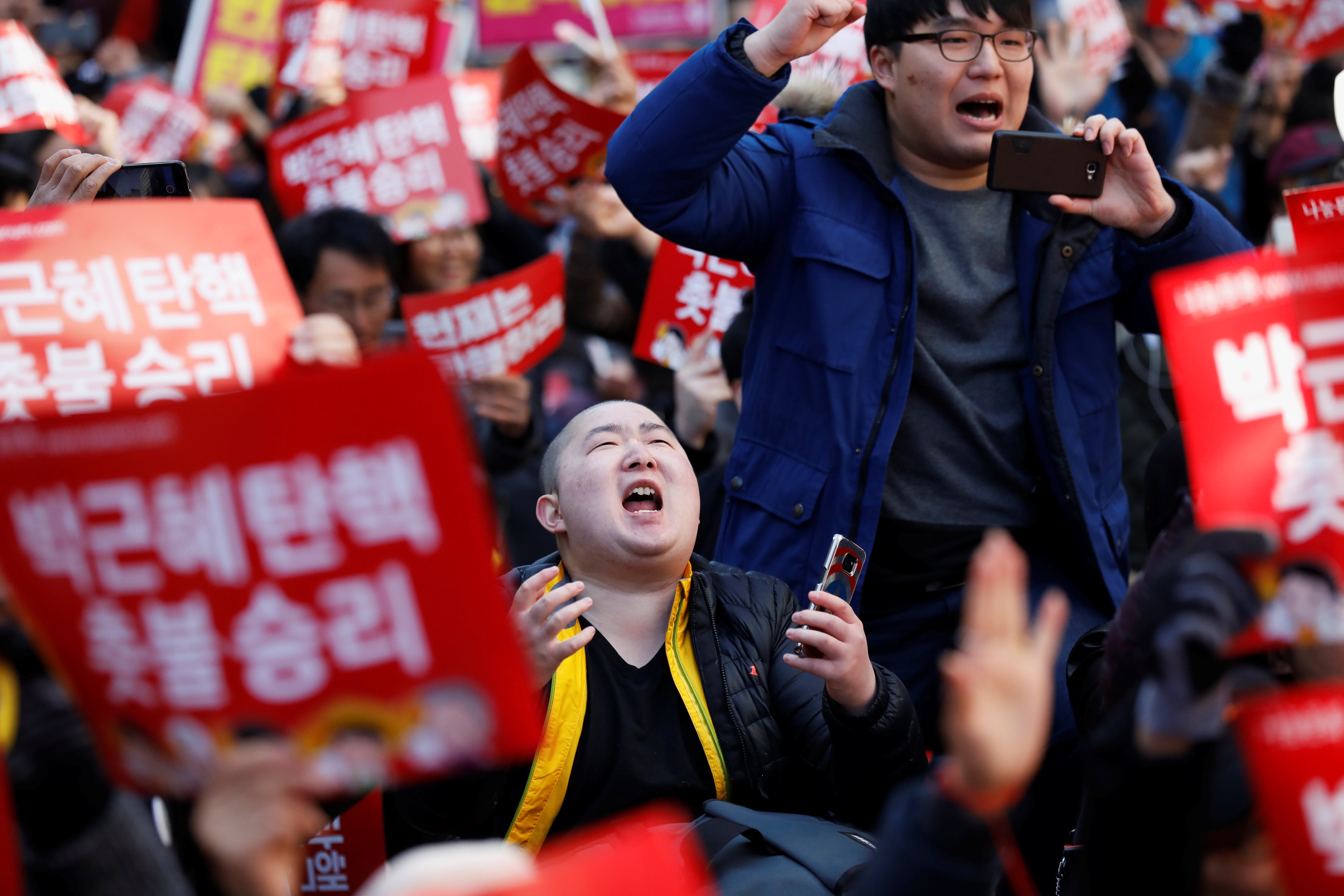 Nguoi Han Quoc mo champagne an mung tong thong bi phe truat hinh anh