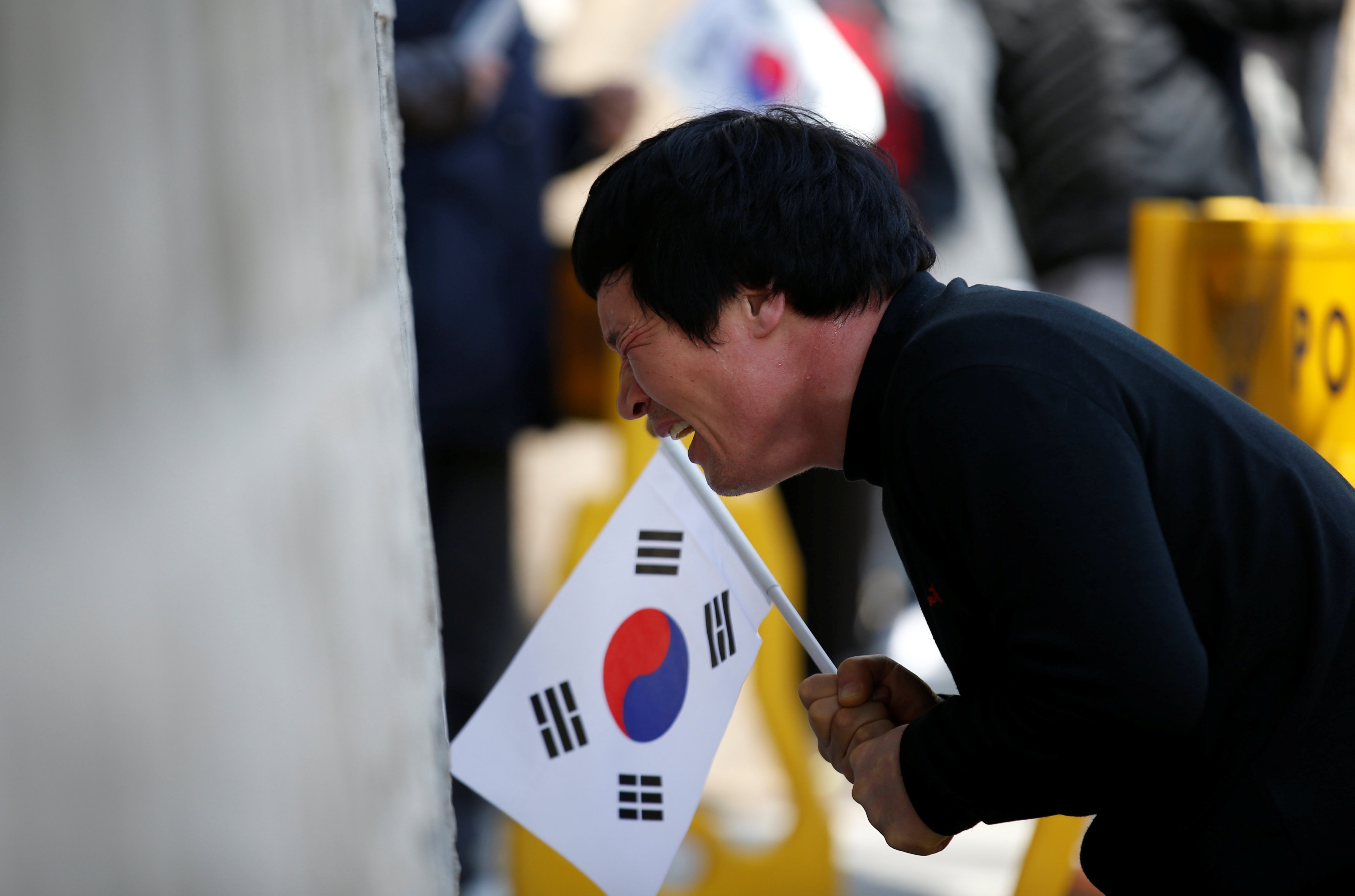 Nguoi ung ho Park Geun Hye bam tru duong pho de bieu tinh hinh anh