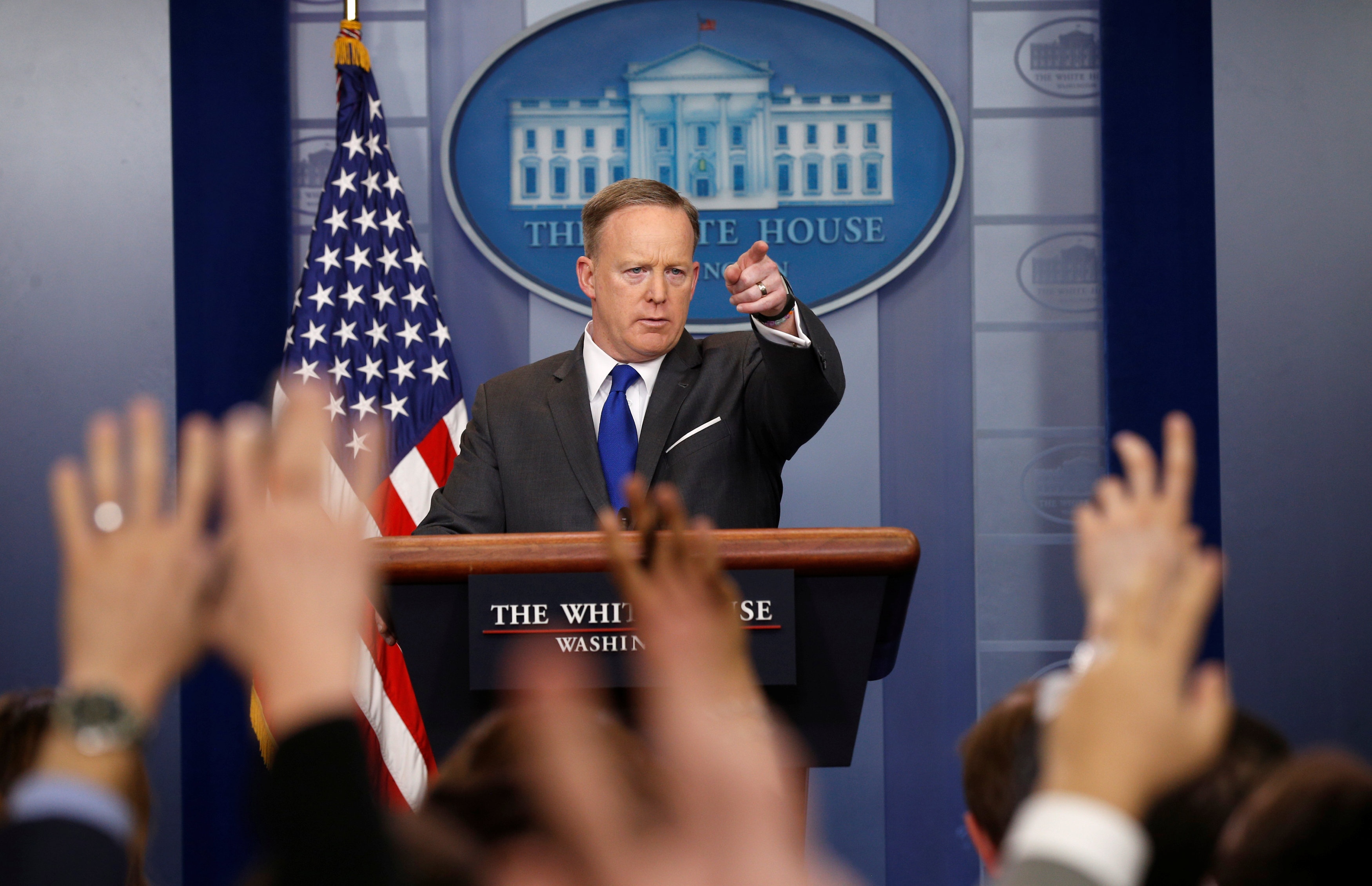 Nha Trang lao vao cuoc khau chien voi FBI de benh TT Trump hinh anh