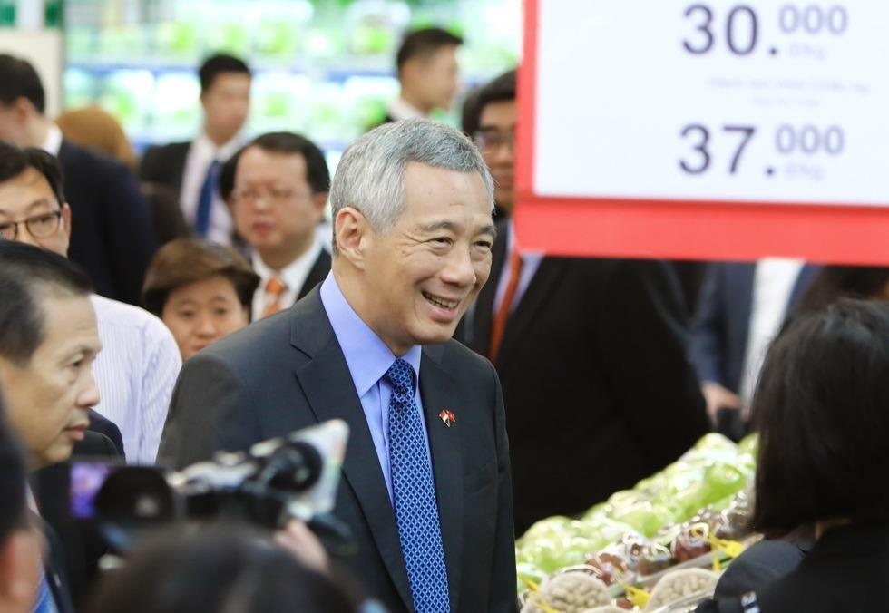 Thu tuong Ly Hien Long tham sieu thi, 'selfie' voi nguoi dan hinh anh