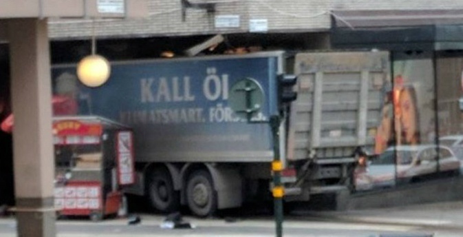 xe lao vao dam dong o Thuy Dien anh 4