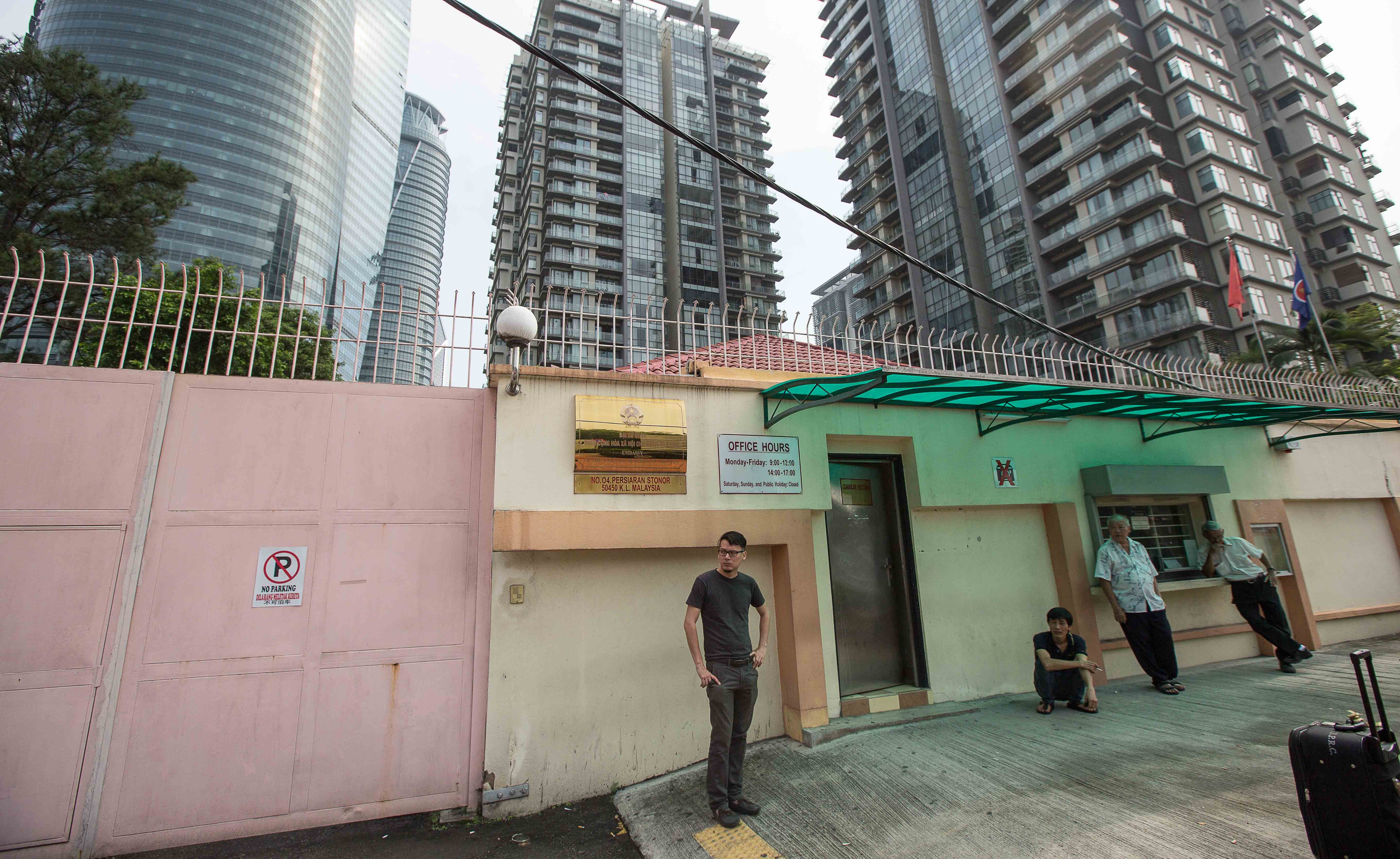 'Doan Thi Huong binh tinh va thoai mai truoc khi ra toa' hinh anh