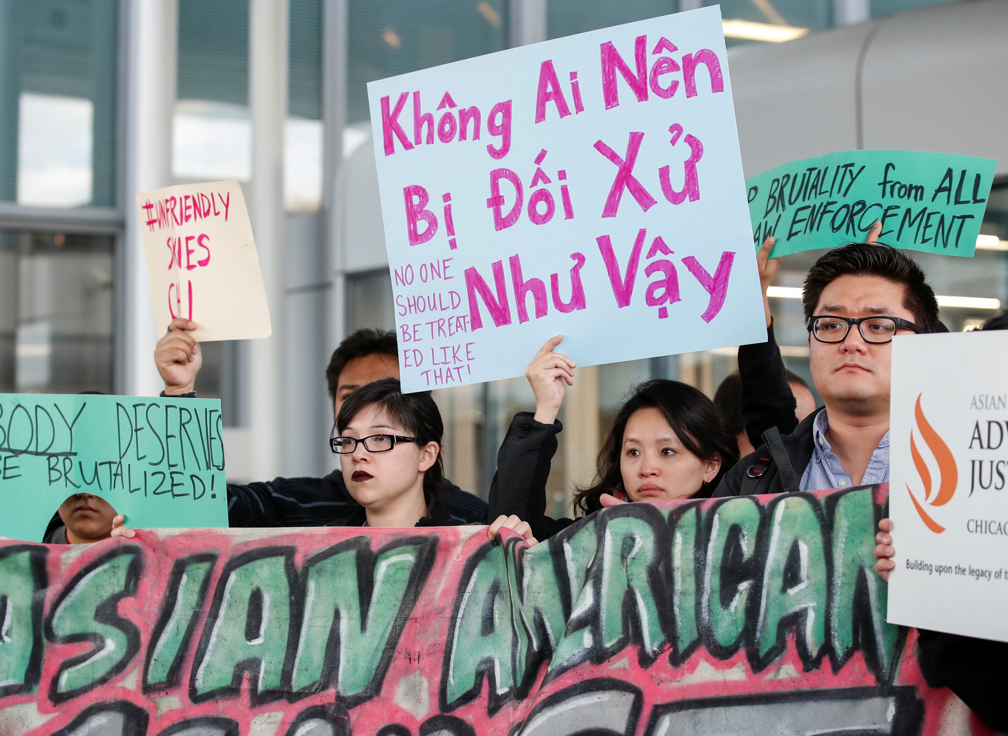 Hanh khach quay video chuyen bay United Airlines co the pham luat hinh anh