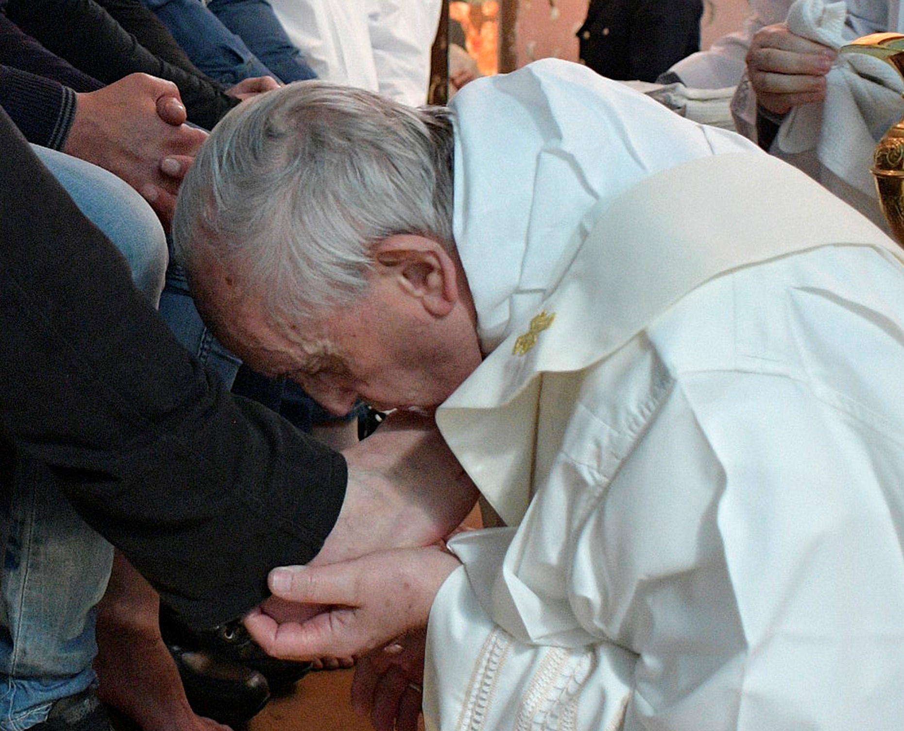 Giao hoang Francis den nha tu, tu minh rua chan cho cac tu nhan hinh anh