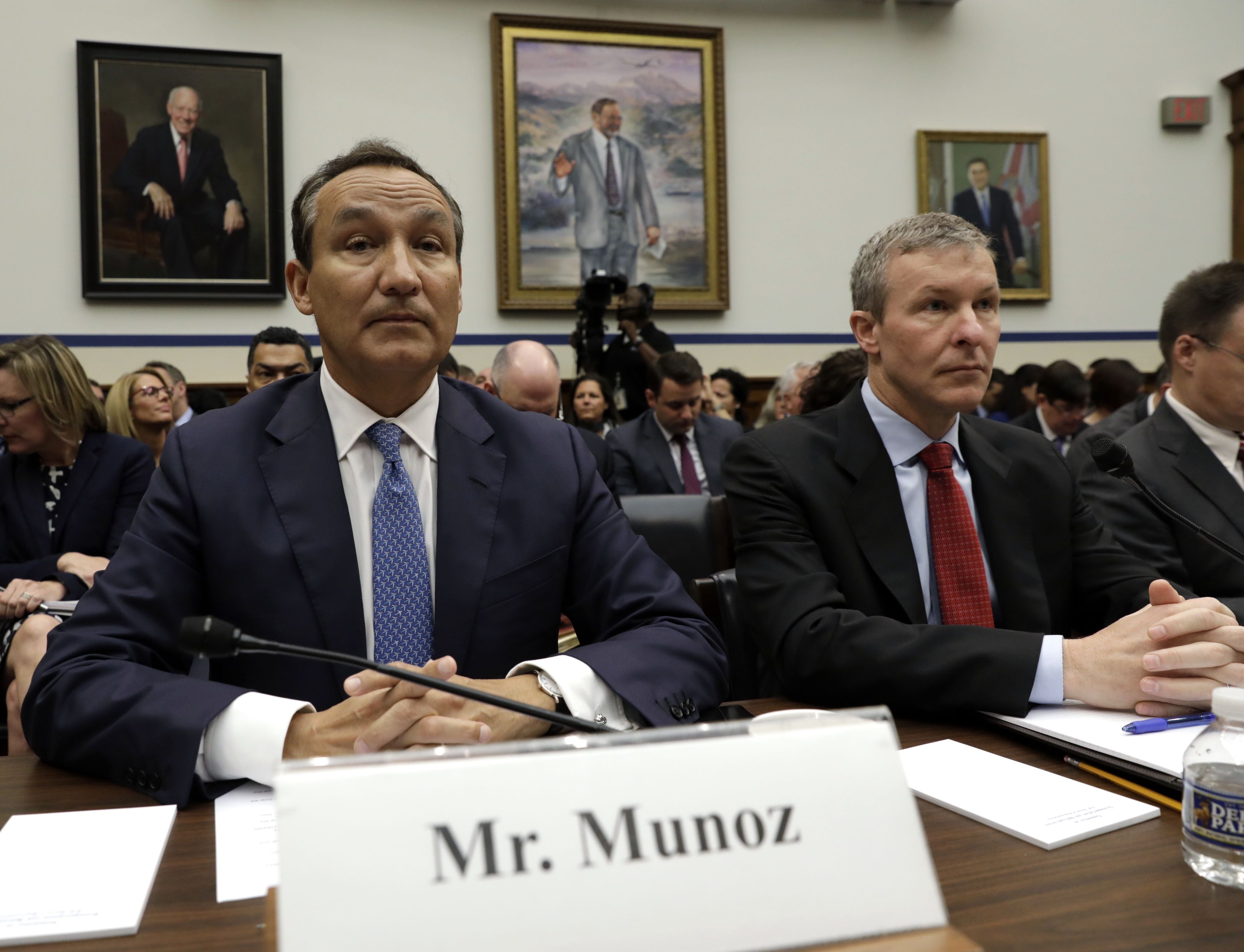 CEO United Airlines xin loi truoc quoc hoi My vi vu keo le hanh khach hinh anh