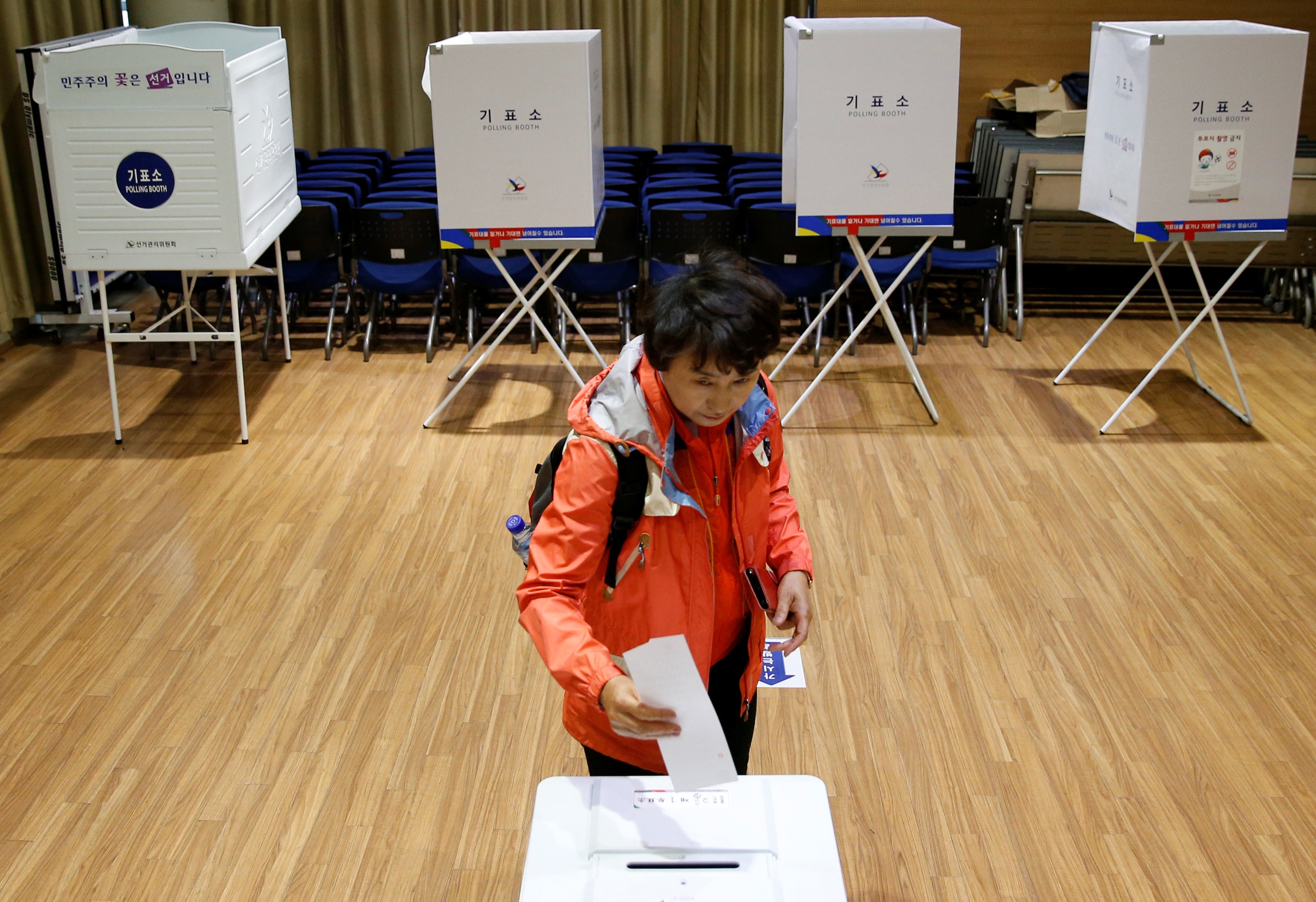 Nguoi Han Quoc di bo phieu tim nguoi thay ba Park Geun Hye hinh anh