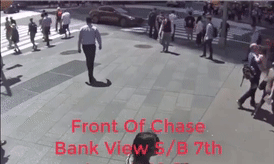 Canh 'xe dien' lao vao dam dong o Quang truong Thoi dai hinh anh