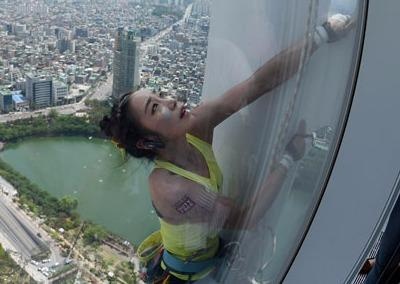 Co gai 'nguoi nhen' dung tay khong leo toa nha cao nhat Han Quoc hinh anh