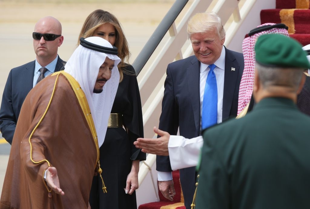 Saudi Arabia tiep don ong Trump nong hau, trai nguoc thoi Obama hinh anh