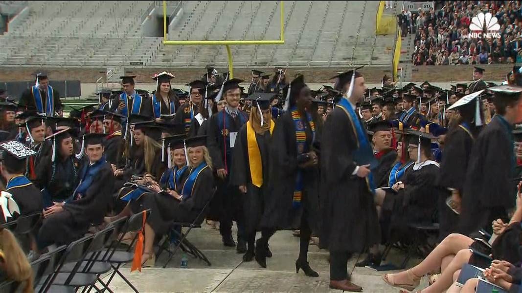 Pho tong thong My phat bieu, sinh vien dong loat bo ra ngoai hinh anh