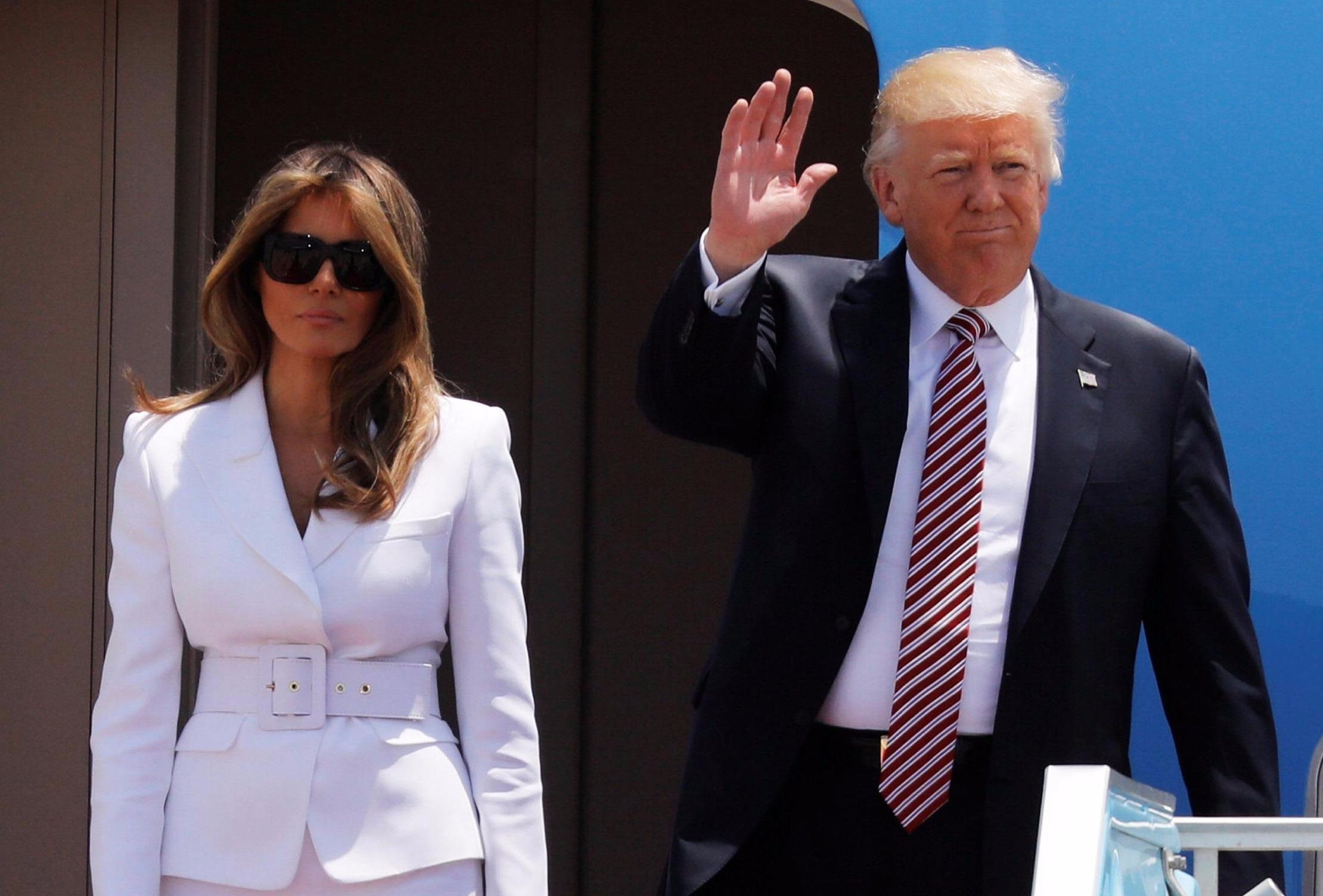 TT Trump nam tay vo tren tham do, ba Melania day ra hinh anh