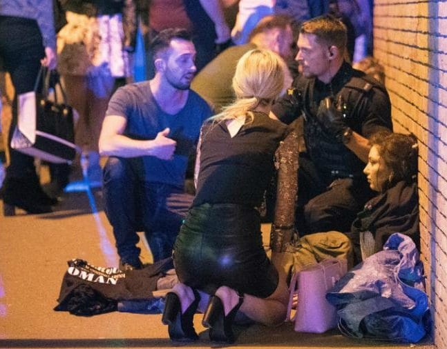 Nhan chung vu no o Manchester: Canh chet choc o khap noi hinh anh