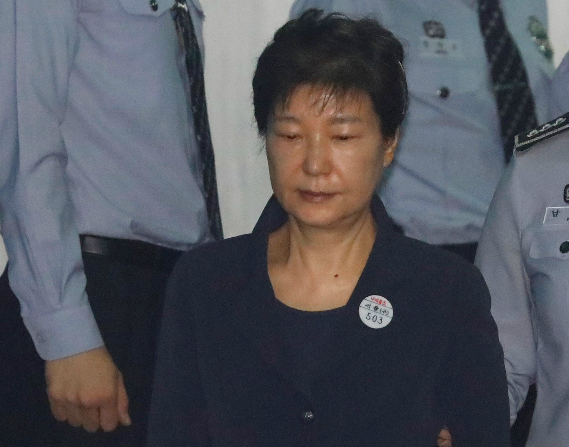 Cuu tong thong Park Geun Hye bi cong tay trong ngay dau ra toa hinh anh