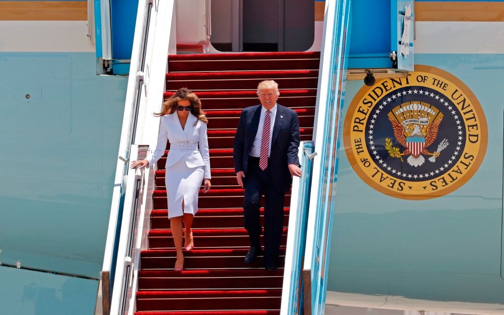 Khoanh khac Tong thong Trump bi vo day tay ra hinh anh