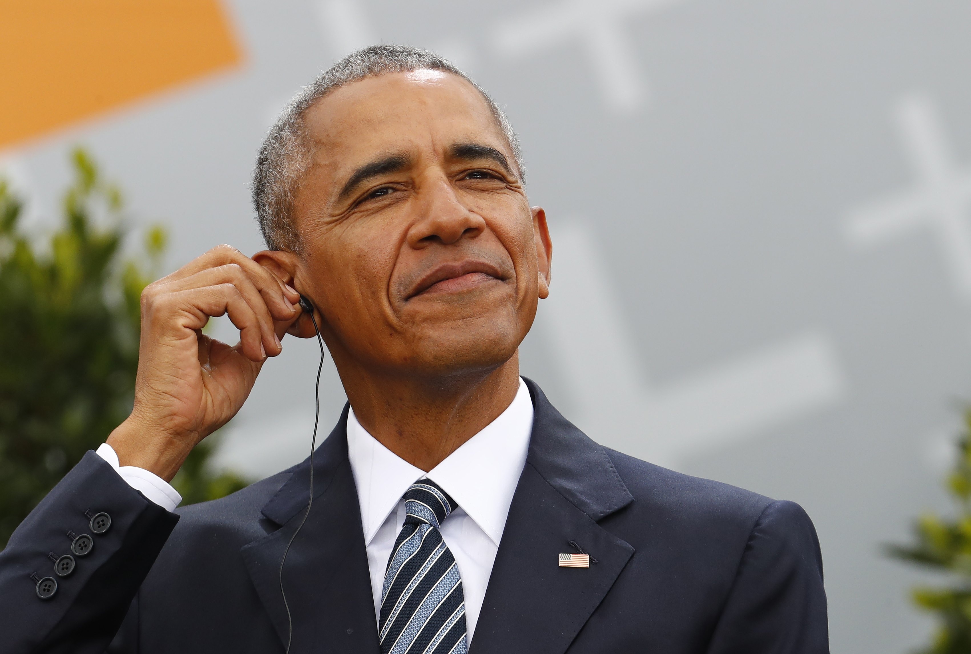 Ky nghi cua Obama: Ngu bu va 'cau xin' vo tha thu hinh anh