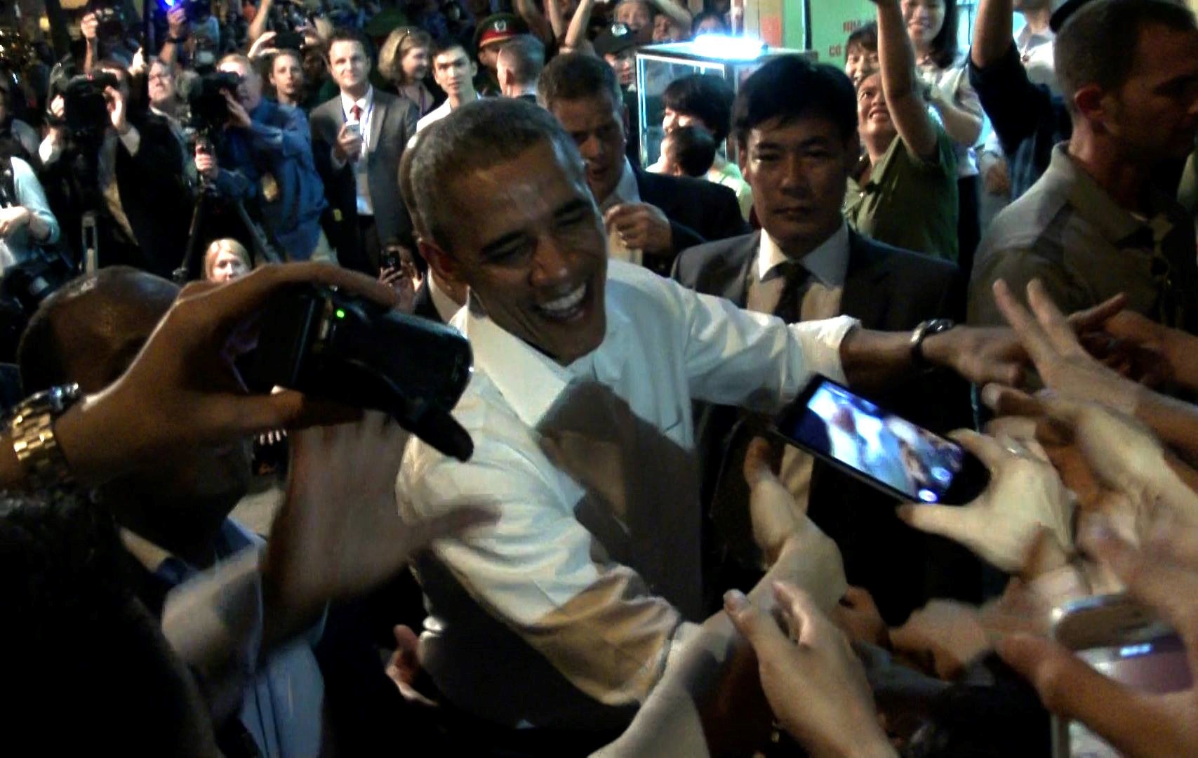 Tong thong Obama giao luu voi nguoi dan sau khi an bun cha hinh anh