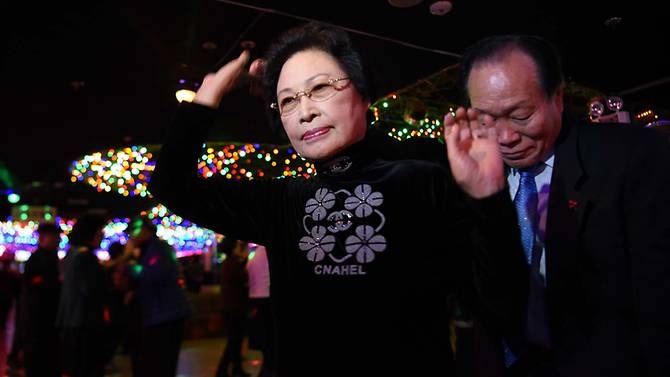 Nhung cu gia nhay disco, xem phim tinh cam o Han Quoc hinh anh