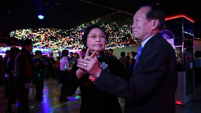 người cao tuổi đi nhảy ảnh 1 nguoi cao tuoi di nhay anh 1