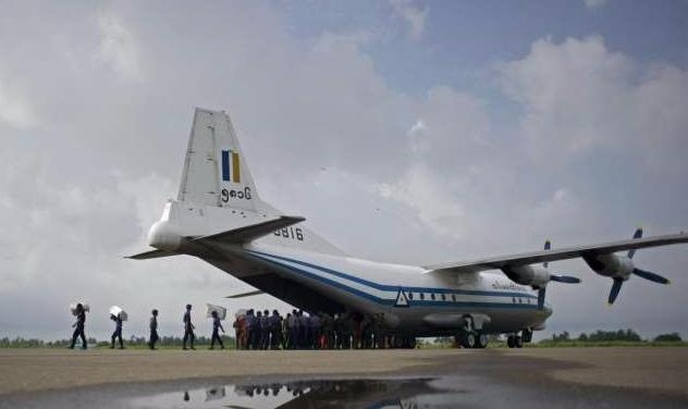 May bay quan su Myanmar cho 116 nguoi roi ngoai bien hinh anh