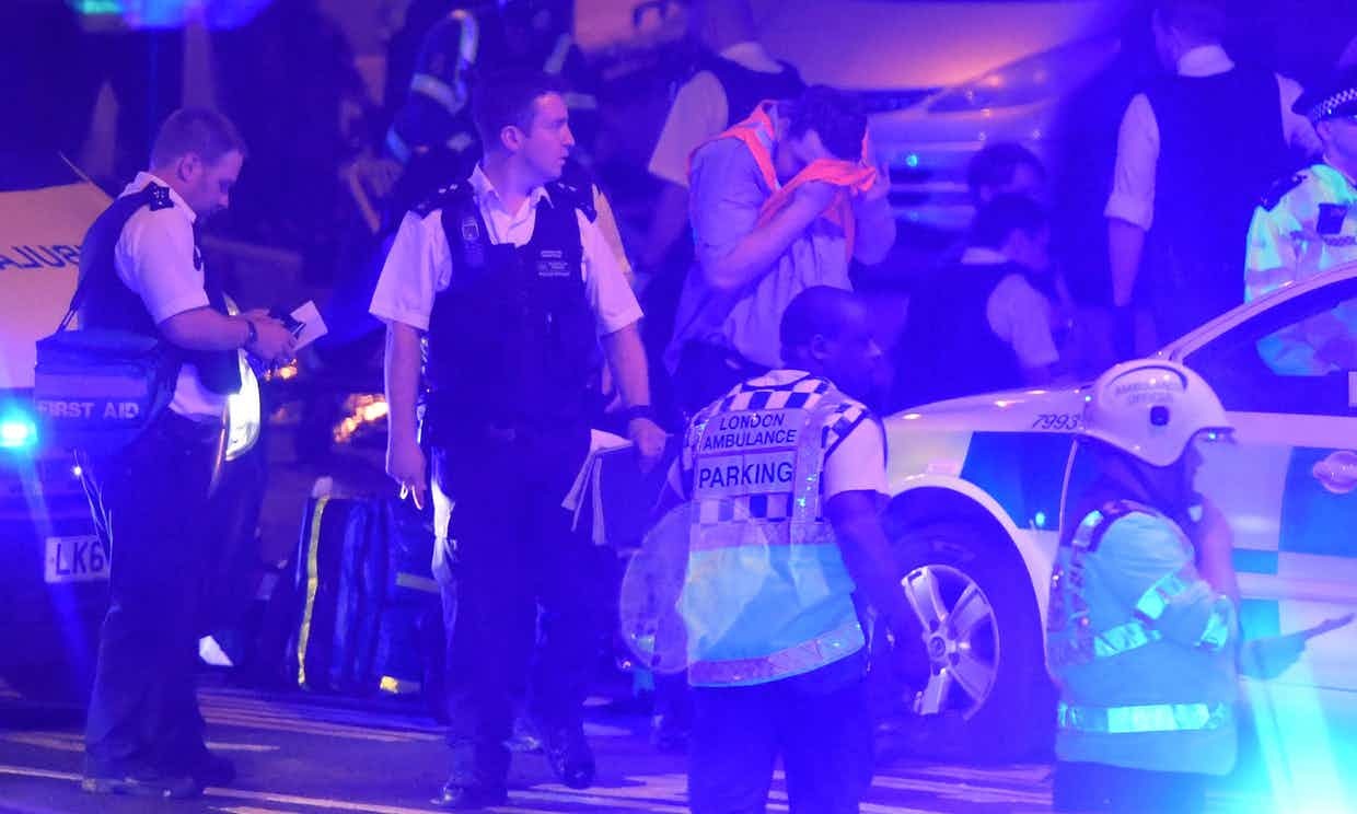 Oto lao vao nguoi di bo o London, it nhat 1 nguoi thiet mang hinh anh