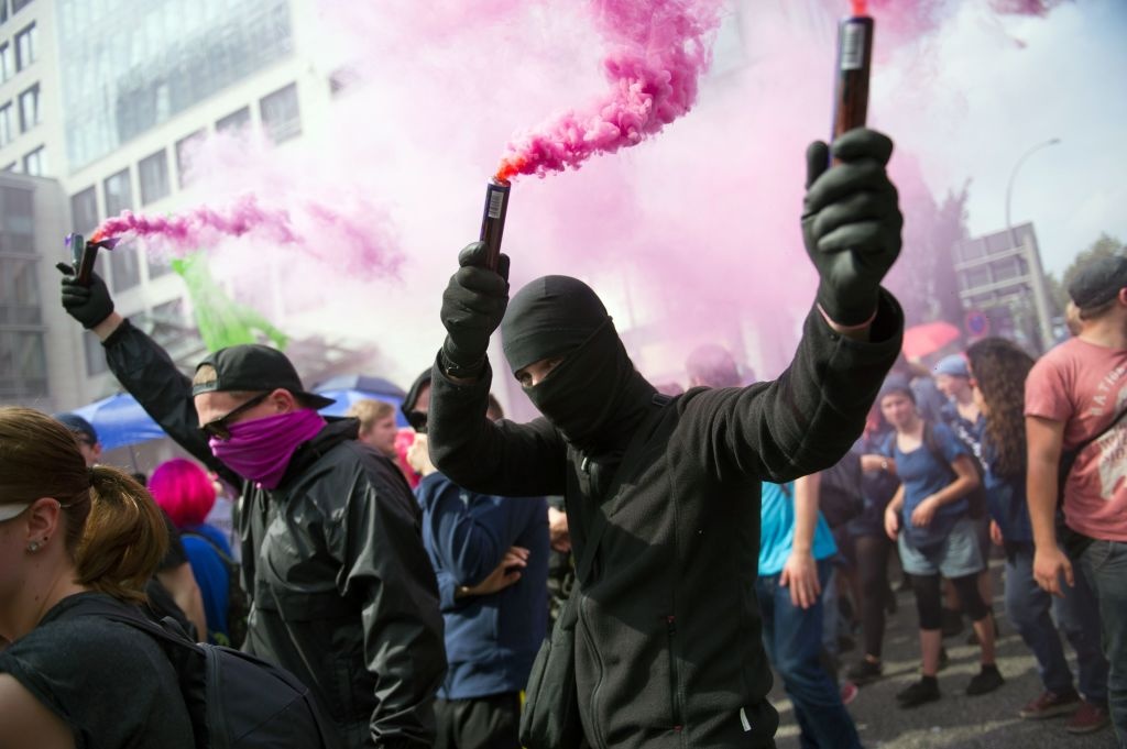 Khoi lua bieu tinh ben ngoai hoi nghi G20 o Hamburg hinh anh