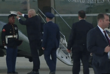 Tong thong Trump nhat mu giup linh My hinh anh