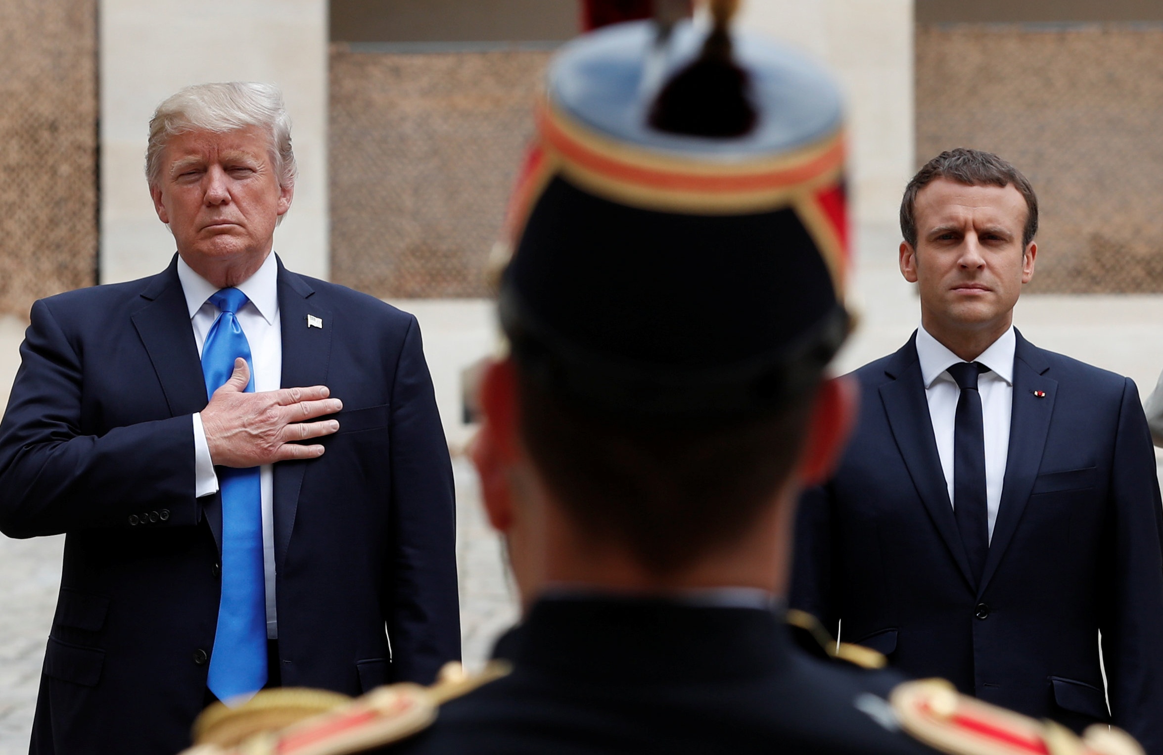 Tong thong Macron don Tong thong Trump den tham lang Napoleon hinh anh