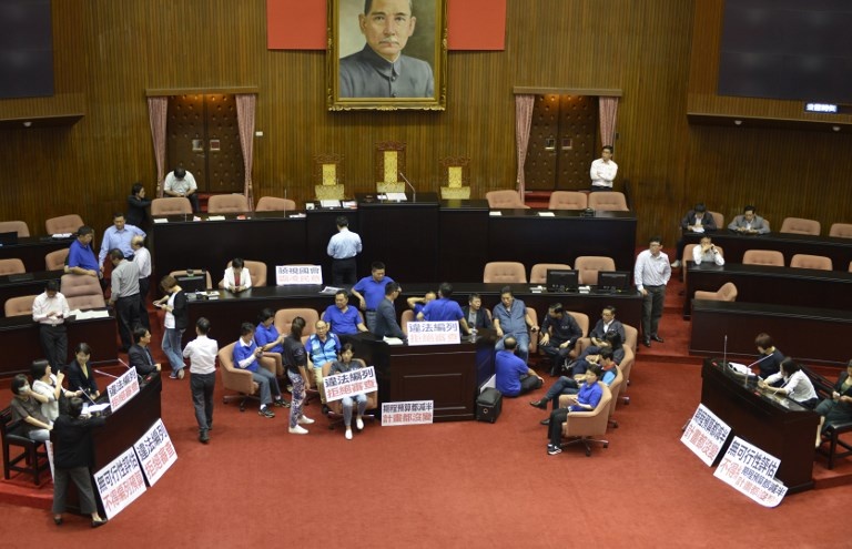 nghị sĩ Đài Loan bóp cổ nhau ảnh 2 nghi si Dai Loan bop co nhau anh 2