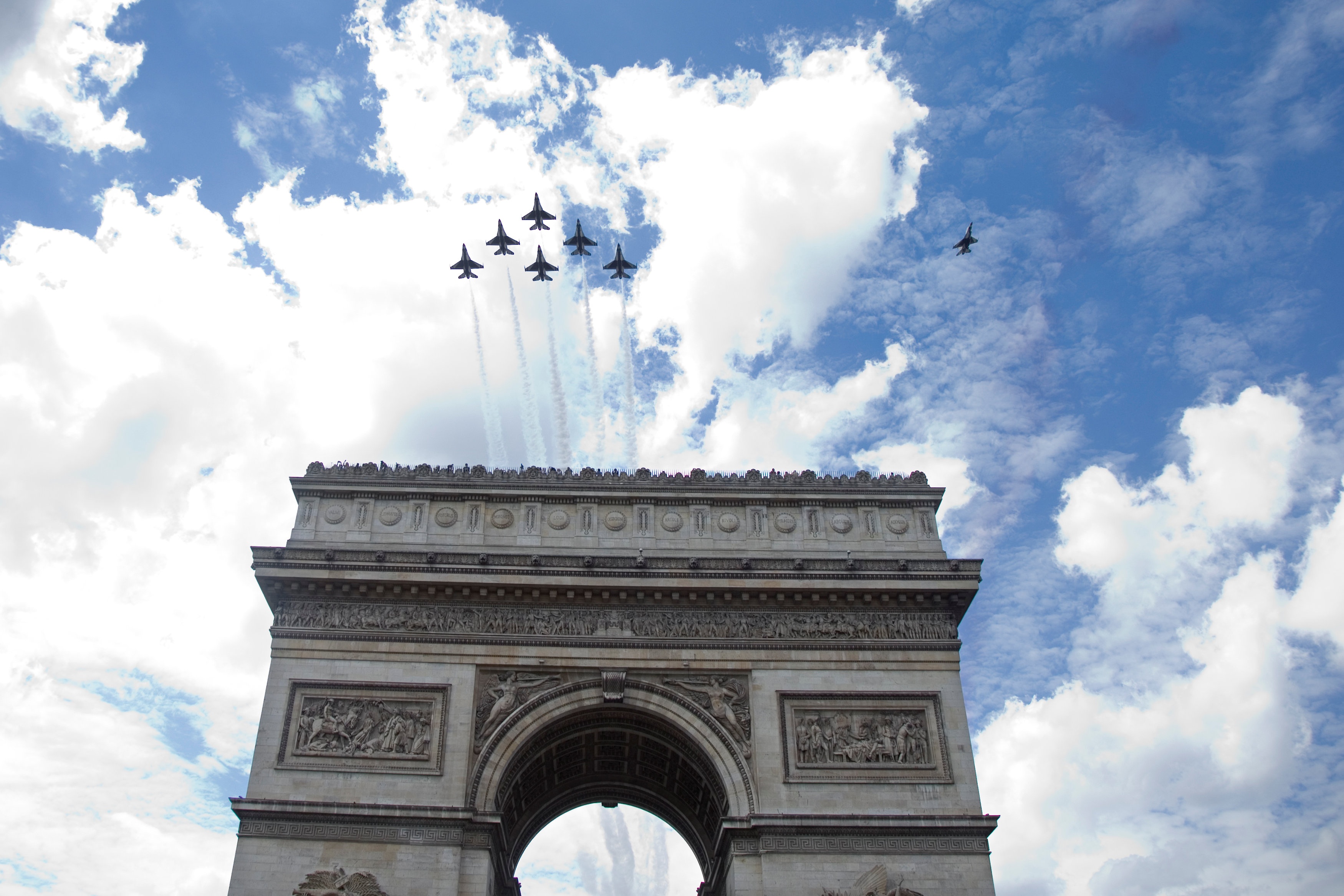 dieu binh Quoc khanh Phap anh 6