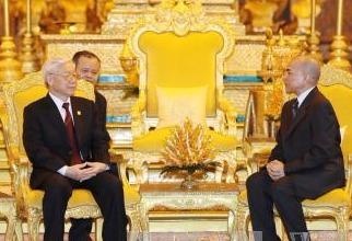 Tong Bi thu Nguyen Phu Trong hoi dam voi Quoc vuong Campuchia hinh anh