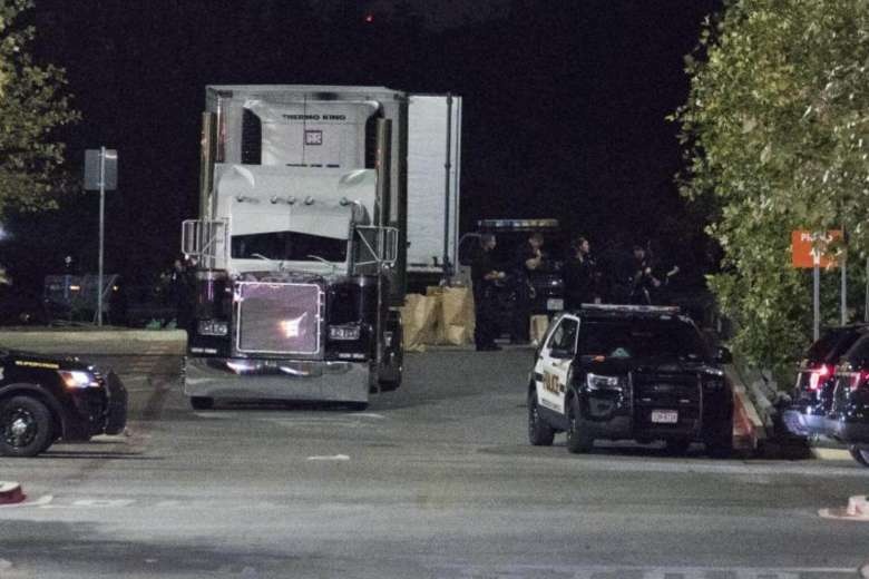 Phat hien 8 xac chet trong xe tai o bai do xe sieu thi tai My hinh anh