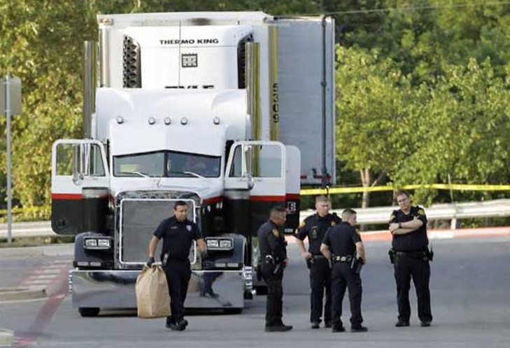 Thung xe chua 8 thi the o My 'nong nhu trong lo' hinh anh