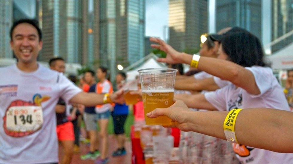 Cuoc thi vua chay vua uong bia o Hong Kong bi bac si chi trich hinh anh