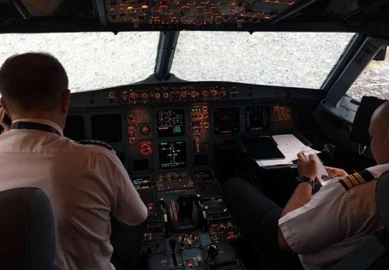 máy bay vỡ kính ảnh 1 may bay vo kinh anh 1