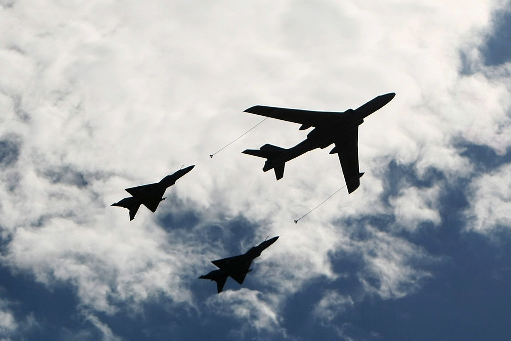 May bay quan su Trung Quoc bay vong quanh dao Dai Loan hinh anh