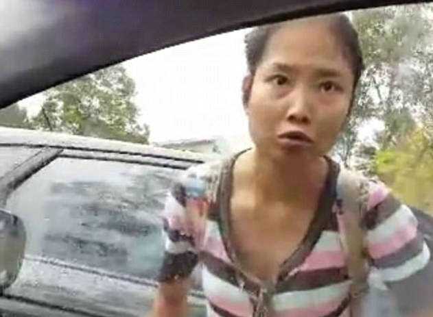 Nguoi phu nu goc Viet dap xe, quat nguoi Hoi giao o Australia hinh anh