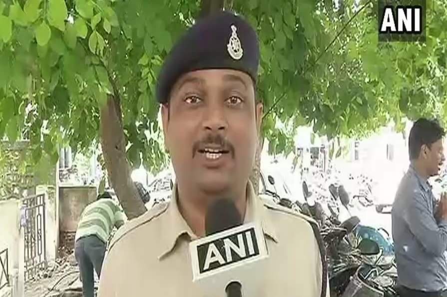 canh sat om bom An Do anh 1