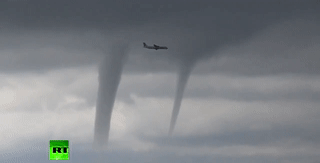 May bay ha canh giua 3 con loc van vu o Bien Den hinh anh