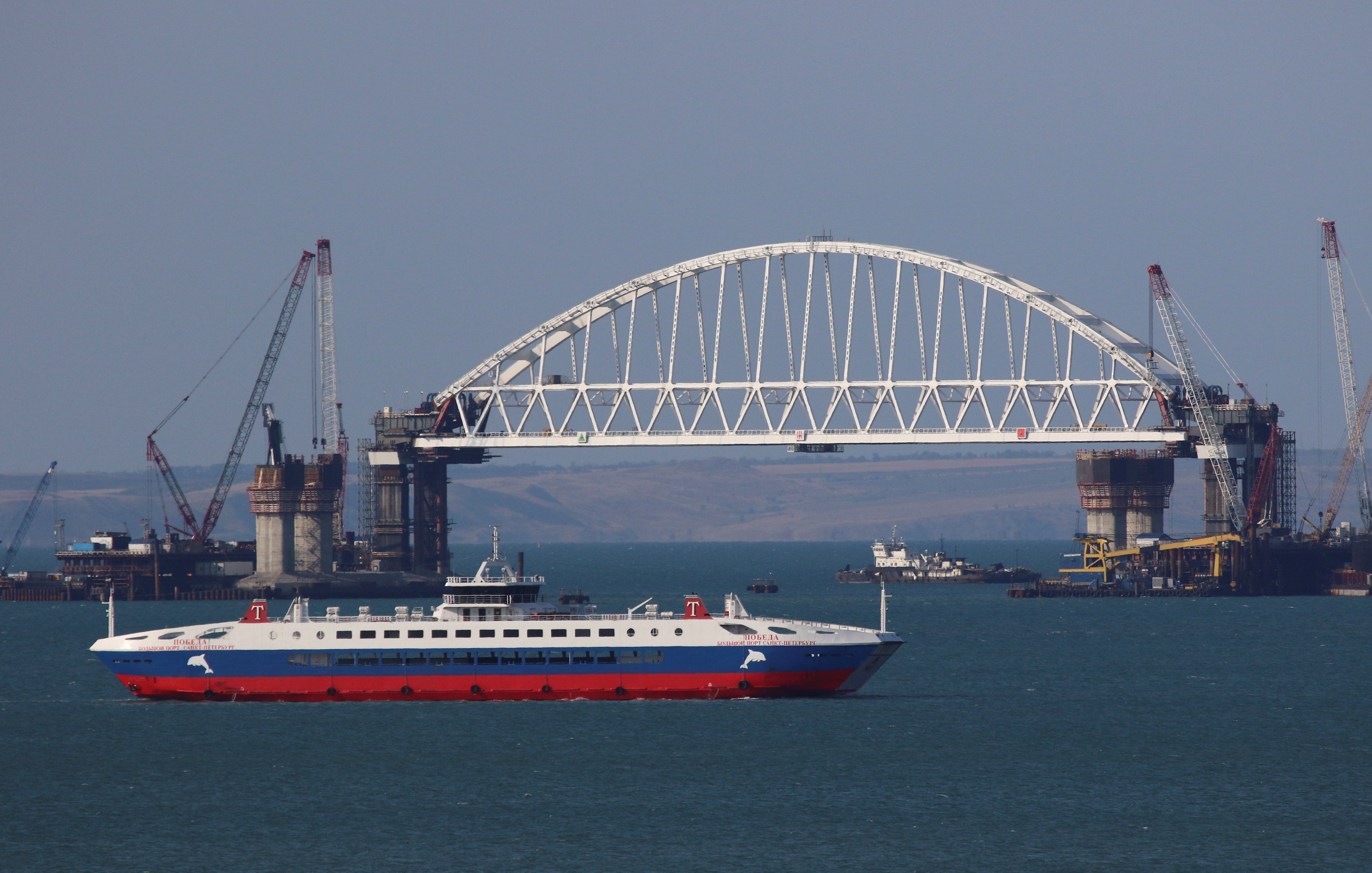 Cay cau gan 4 ty USD noi luc dia Nga va Crimea sap hoan thanh hinh anh