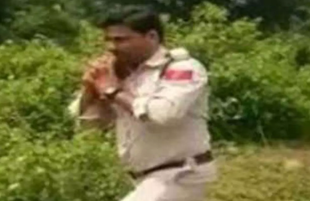 Canh sat An Do om bom chay 1 km de cuu 400 hoc sinh hinh anh