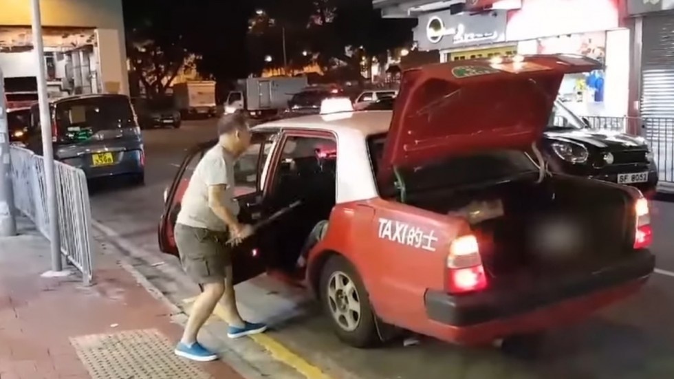 Che duong gan, tai xe taxi Hong Kong doa khach bang thanh kim loai hinh anh