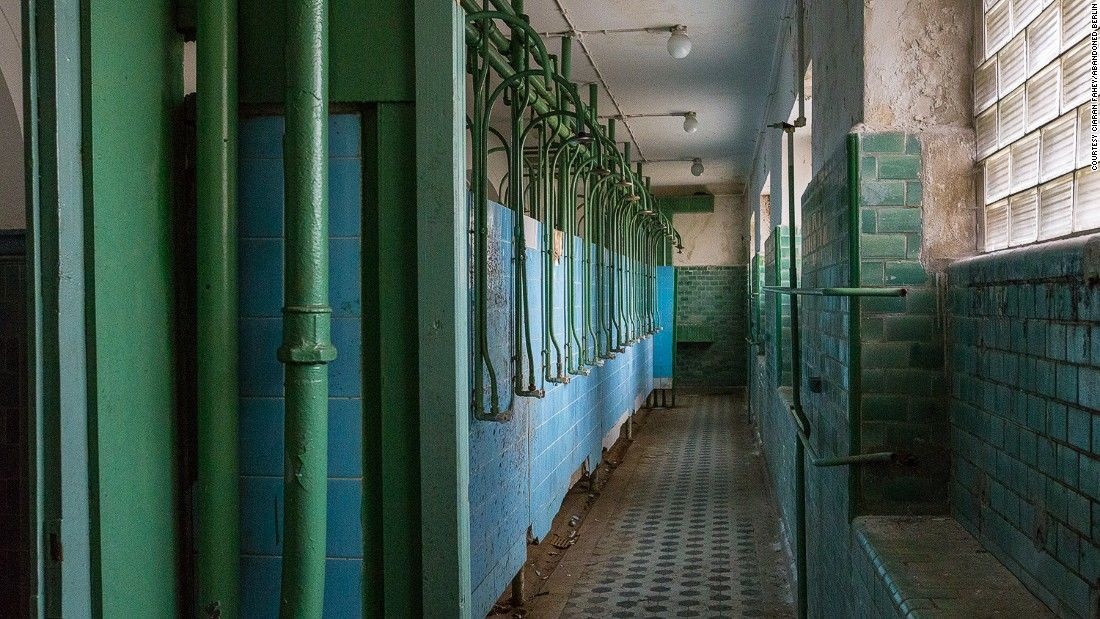 toa nha bi bo hoang o Berlin anh 11